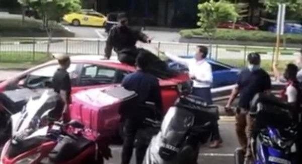 爬车顶 阻妻离开 撒泼男被捕