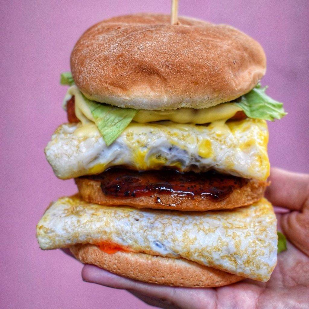 老板玩很大🔥 Ramly Burger塞滿四層肉餅，漢堡比你嘴還大！卡路裏炸彈=秘制醬料+邪惡組合💣