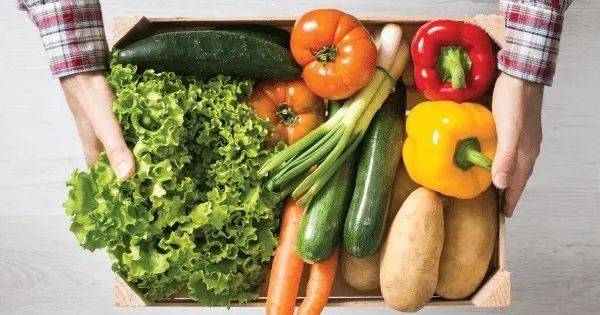 这名新加坡卖菜阿姨竟然在众目睽睽之下，给蔬菜喷杀虫剂