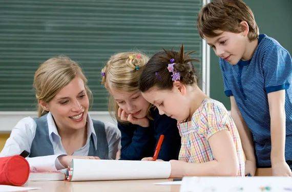 精通雙語很難實現?雙語教學的新加坡中小學是如何開展日常教學課程的