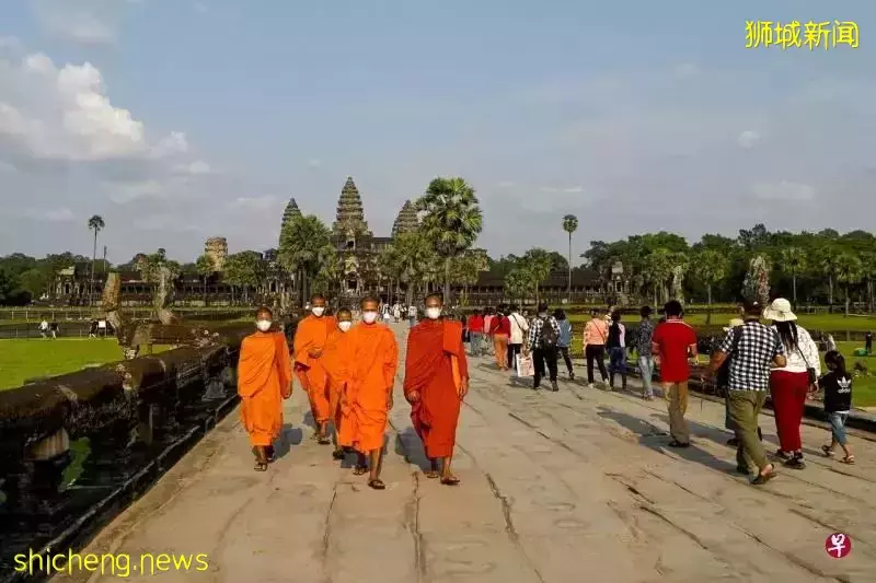 新加坡率先“共存”,东南亚纷效仿?新加坡人:仿佛回到疫前,但不舍“小水獭”