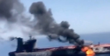 新加坡运载燃料油轮 遭外来物击中引发爆炸