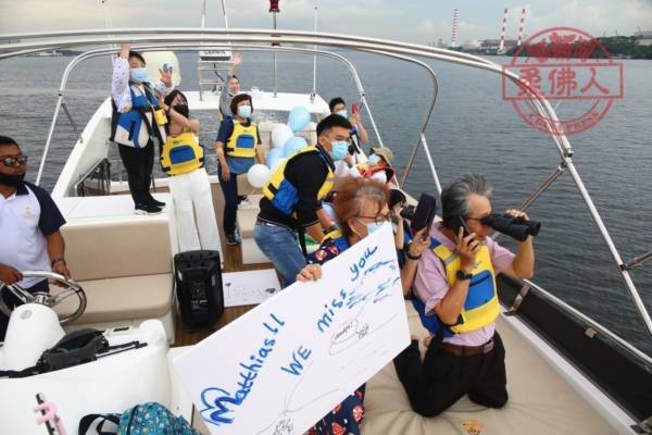 最近的距离遥遥相望 海峡短暂相聚 一家之主流下男儿泪