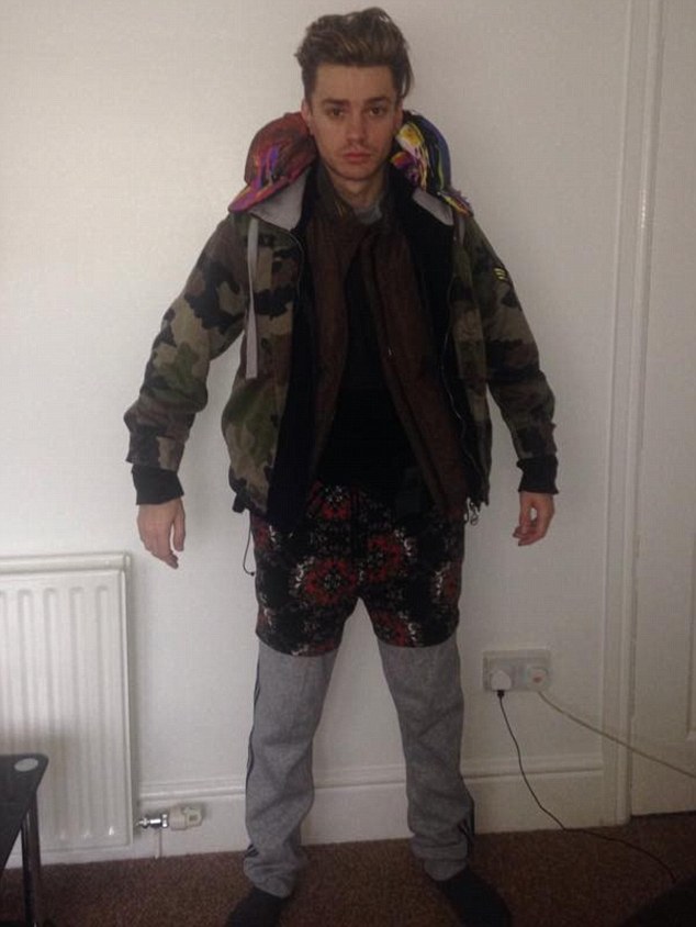 男子为省行李费穿18件衣服坐飞机 惨遭拒载