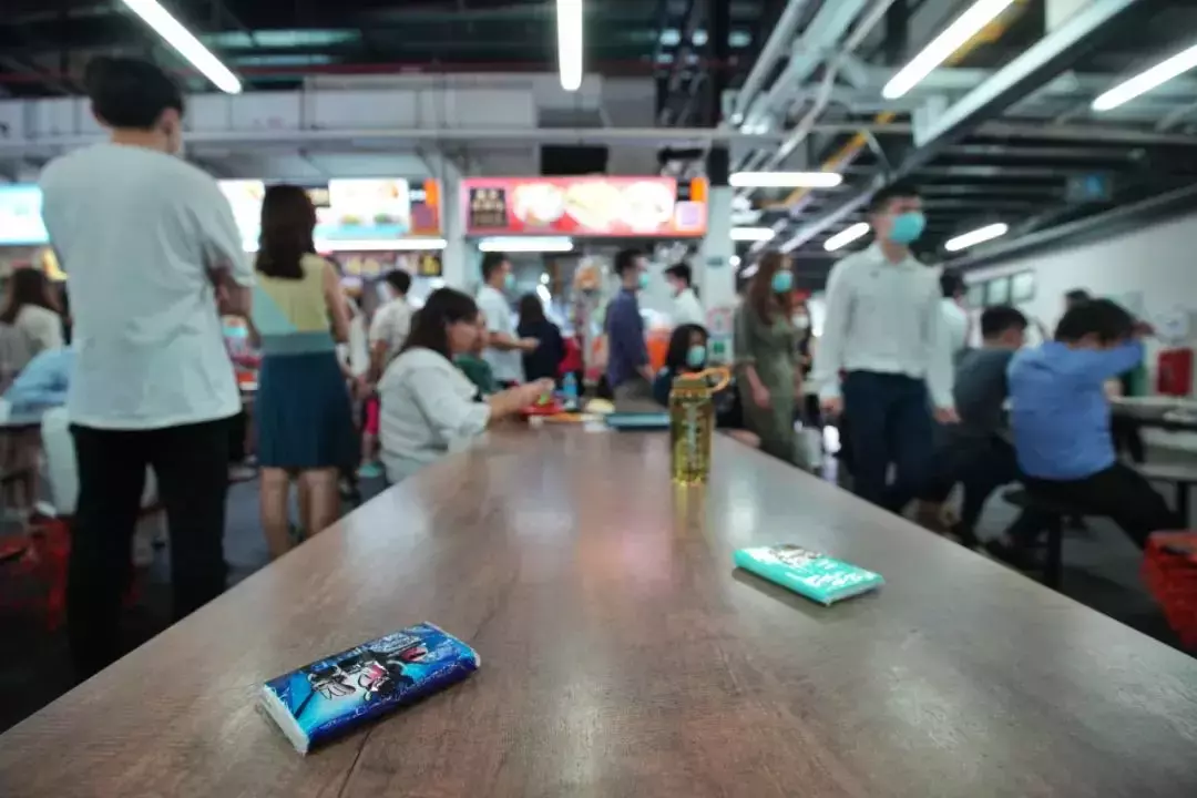 新加坡更多员工返回公司首日,市区饭点大排长龙