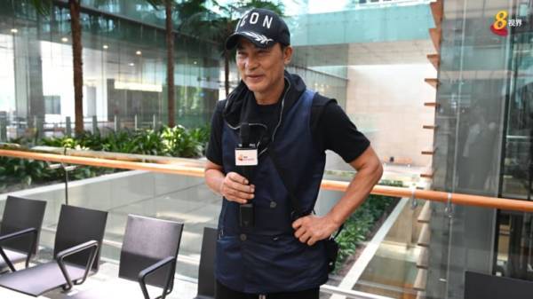 任达华抵新享受阳光 喜欢吃海南鸡饭