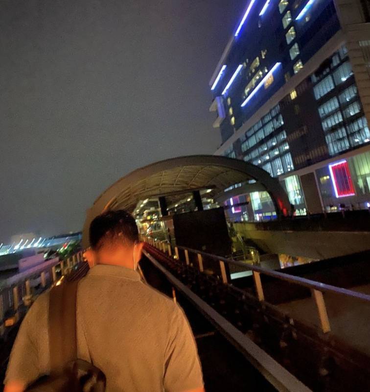 實拍!新加坡地鐵線大崩潰!人擠人,黑暗中被鎖車廂三小時