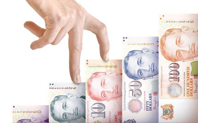 作为金融中心，新加坡和香港的作用哪个更突出