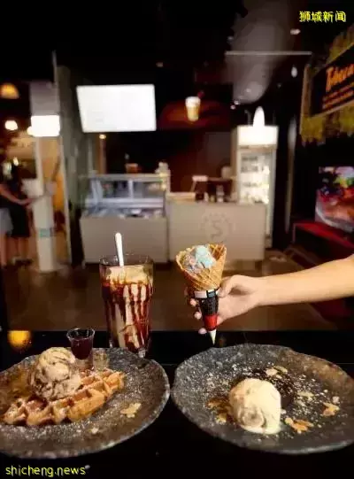 白天卖杂菜饭,晚上披霓虹灯,了解新加坡的共享餐饮空间