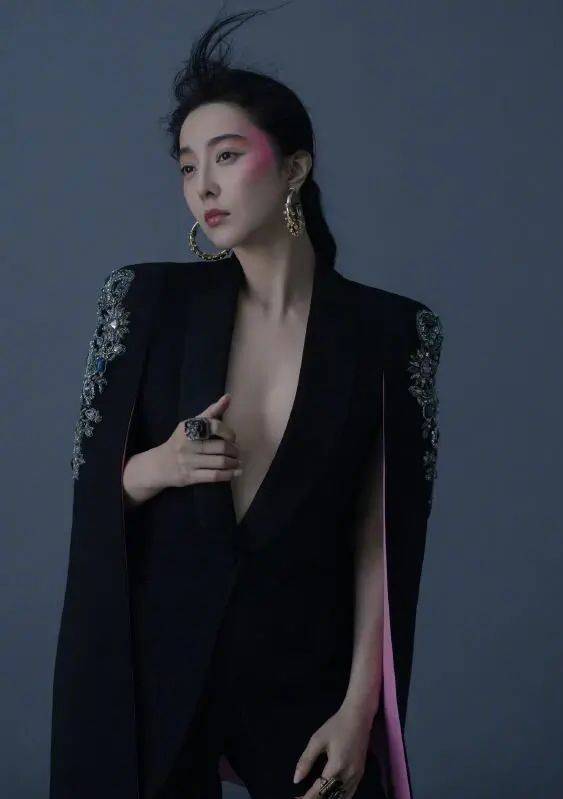 范冰冰罕见大尺度,登新加坡杂志,好身材太劲爆