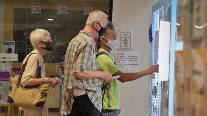 新加坡第一夫人透露:团队免费发口罩前要先抽打口罩“撒气”