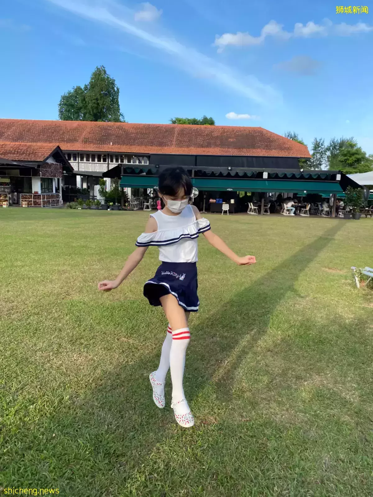 女记者为何要在疫情最严重时,独自带俩娃来新加坡上国际学校