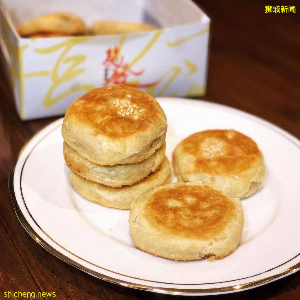 “龙发豆沙饼”古早味必吃!外皮酥到掉渣、内馅香滑细腻✨2种口味,每粒$0.90👍