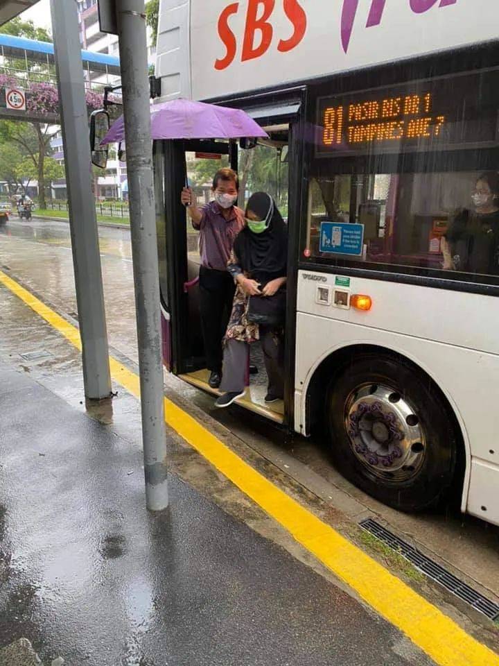 昨天!新加坡遭40年来最强暴雨袭击,全岛多处被洪水淹没,驾车犹如水中行船