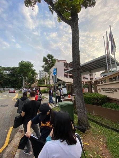 午夜12點等更新護照 大使館門口 馬勞排長龍