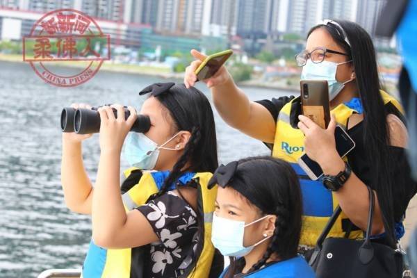 最近的距離遙遙相望 海峽短暫相聚 一家之主流下男兒淚