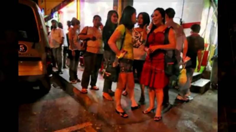 新加坡七部門聯合掃蕩芽籠紅燈區,帶走89人!持刀打架、咬警察、脫衣服… 好亂