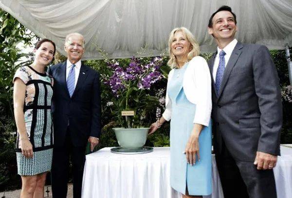 李顯龍發文祝賀拜登！拜登曾在新加坡街頭閑逛，買了一杯甘蔗汁