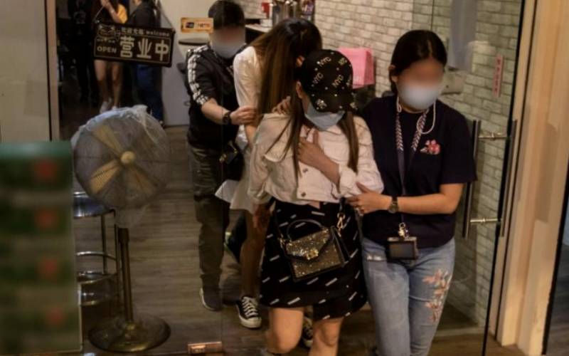 新加坡老師和15歲女學生搞師生戀～警方突擊娛樂場所30名違法女子