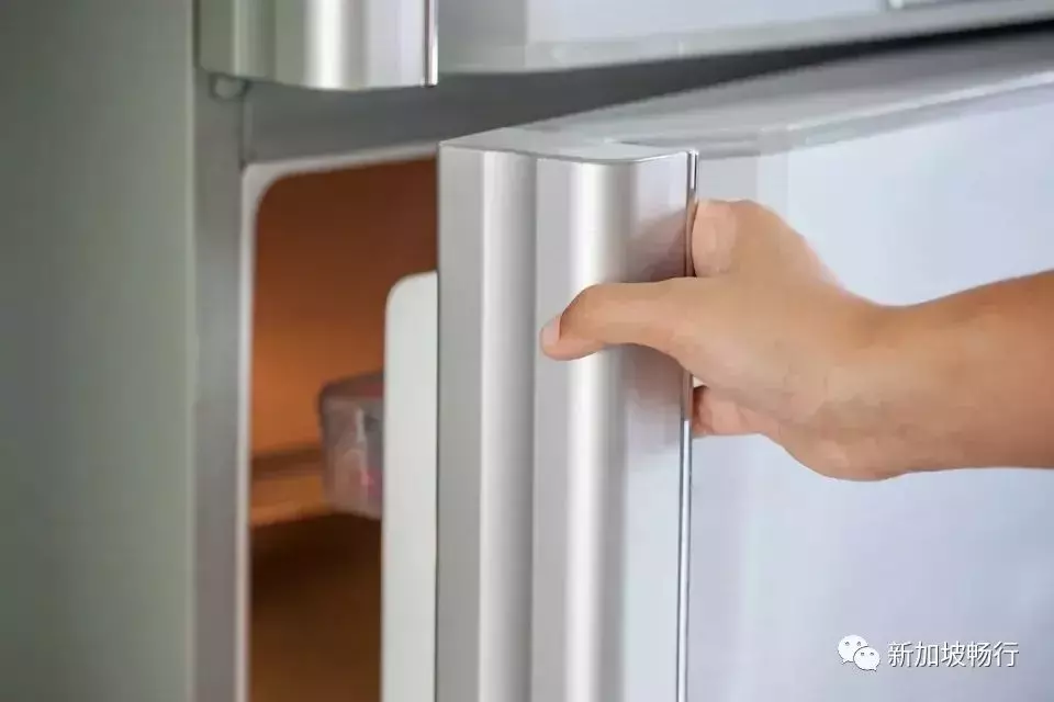 有入室盗窃史的男子进入公寓偷钱，喝了可乐罐