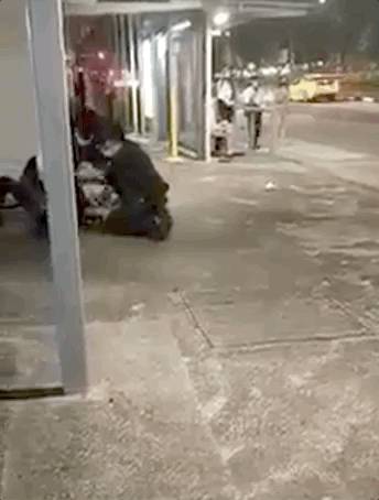 新加坡版“李剛”來了！一男子打人後叫囂：你知道我媽是誰嗎