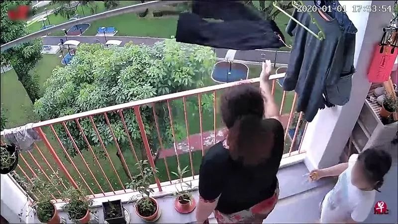 妇女带着8岁女儿 把邻居晾晒衣服丢下楼