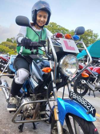 为和老公环游世界 陈毓芸放胆学骑摩哆