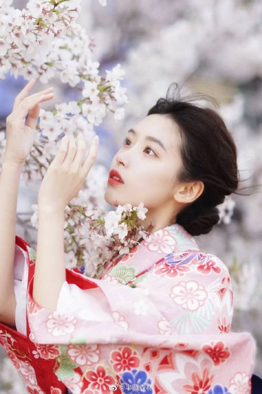 王思聪又上热搜了!点赞网红“不怪男人为她出轨”!网友:跟新加坡女伴真像