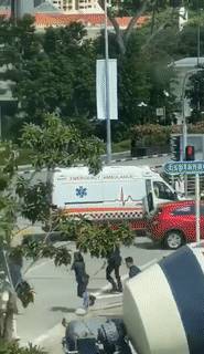 新加坡街頭上演“警匪大戰”!男子襲警後大街上到處逃竄