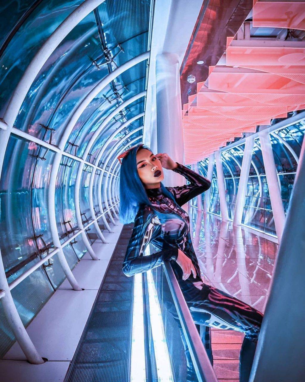 你知道这里吗🤫 乌节路上的行人天桥!白天朝气蓬勃、夜晚幽静神秘💫 一个空间带出两种氛围