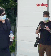 街拍！新加坡摘口罩首日，90%的人竟不摘！有人剪口罩、哈芝巷惊现人挤人大狂欢