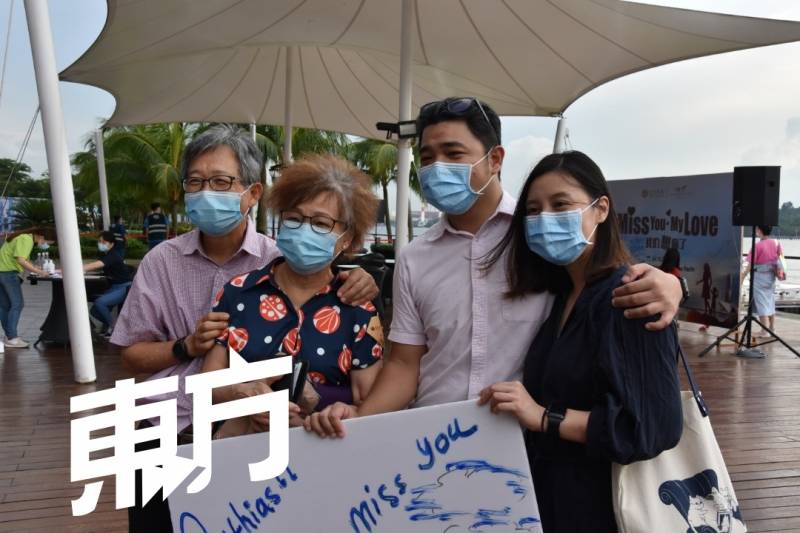 坐游艇到柔佛海峡边界 与滞留新国家人“近距离相会”