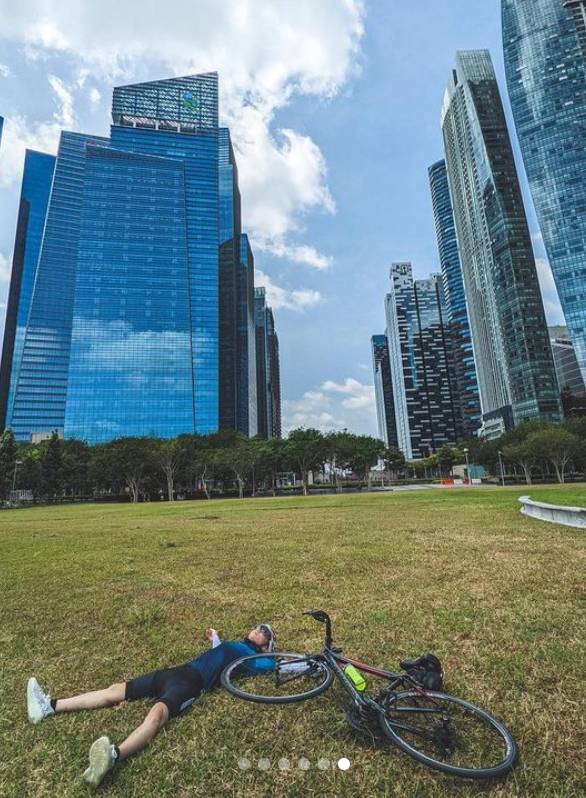 林俊傑回到新加坡過年啦！還在濱海灣騎車遛圈