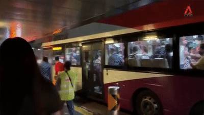 實拍!新加坡地鐵線大崩潰!人擠人,黑暗中被鎖車廂三小時