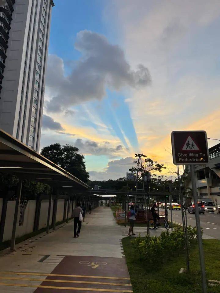 罕见!新加坡再现神奇天象,万道光芒从天空射下,50张美图刷屏