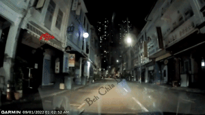 新加坡开车按喇叭催促，被11骑手怒追300米围堵、狂敲引擎盖