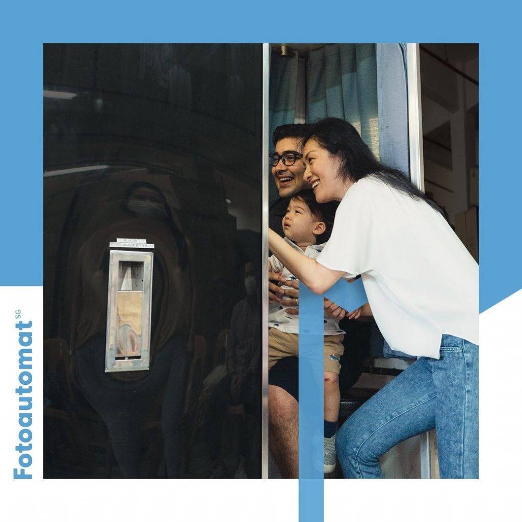 自助打卡照相亭📷 沒有攝影師的小黑屋，S$4就能擁有複古膠卷大頭貼！穿越時光不是夢😎