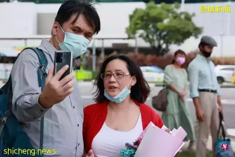 反疫苗组织创办人获保释后 丈夫庭外帮她做直播