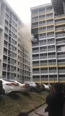 法嘉路组屋单位突发大火,10人紧急疏离、民防部队强行进入
