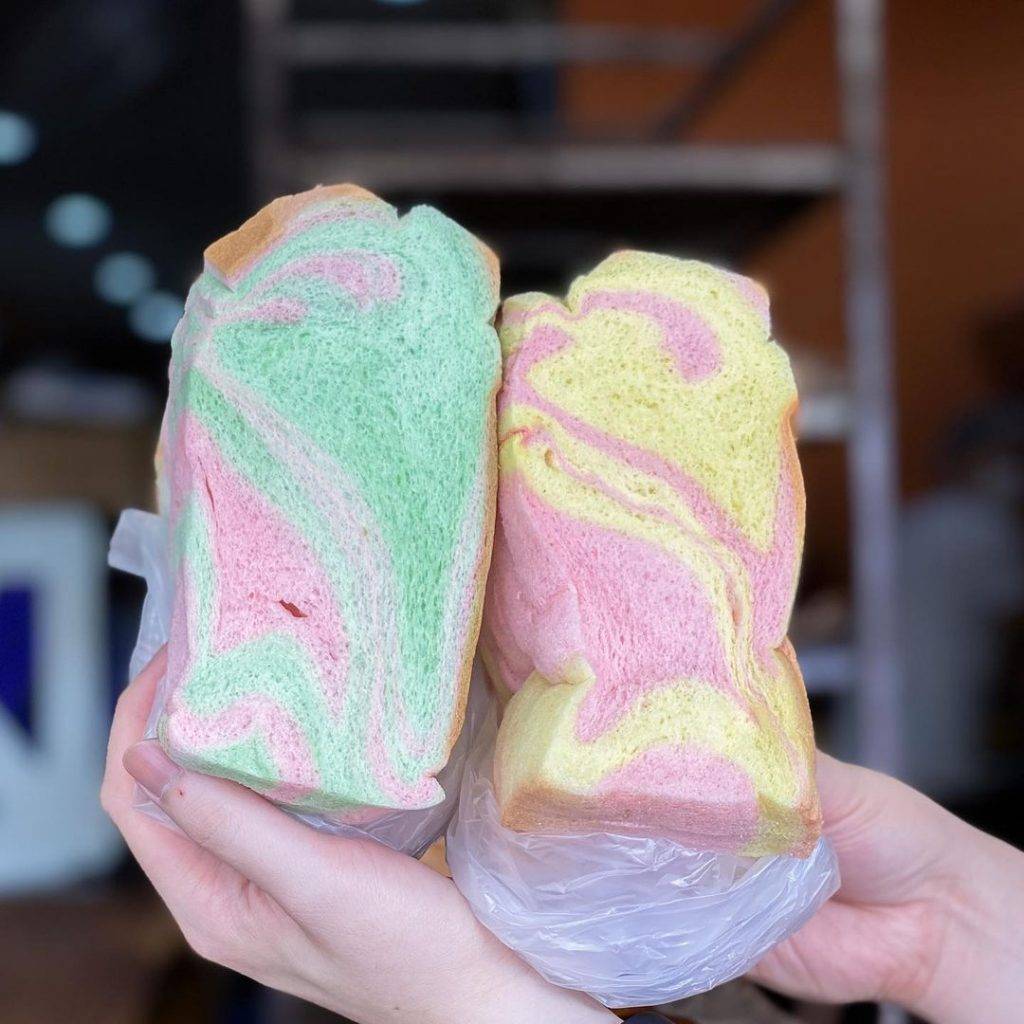 传统美食热烘烘!挂着彩虹的厚吐司🌈 新加坡老字号面包坊🍞经典美味,飘香千里