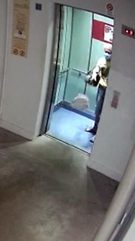 4楼怪叔叔搭电梯到3楼 朝邻居家丢垃圾 