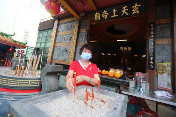 【柔佛人头条】人在狮城另类团聚 隔屏参与 线上拜天公 