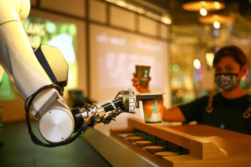 機器人化身咖啡師，調酒師！味道究竟如何