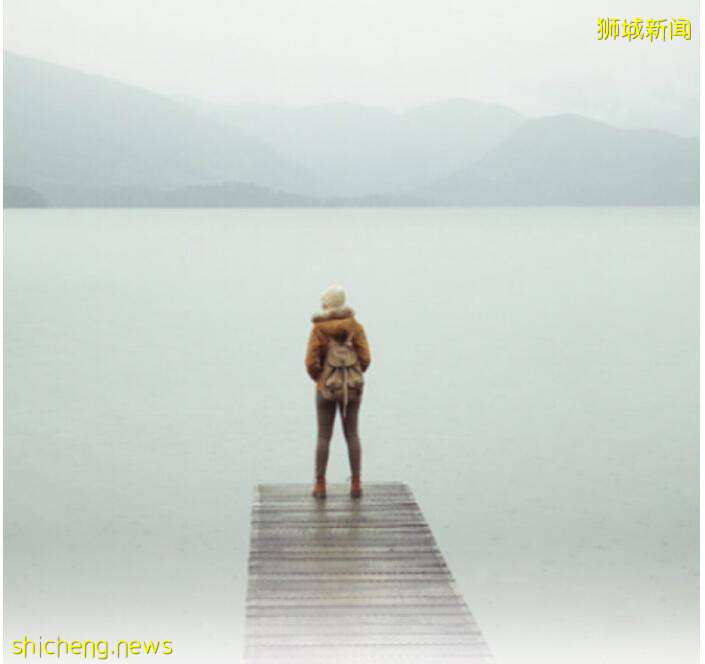 新加坡巴士小哥爱你呦!你帮助人的背影真帅