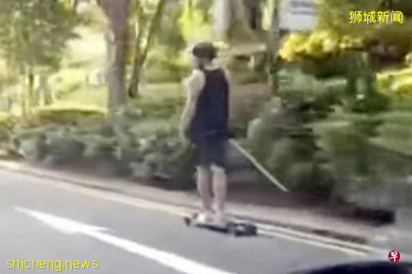 持“雪杖”在路上“滑雪” 洋汉罔顾安全惹争议