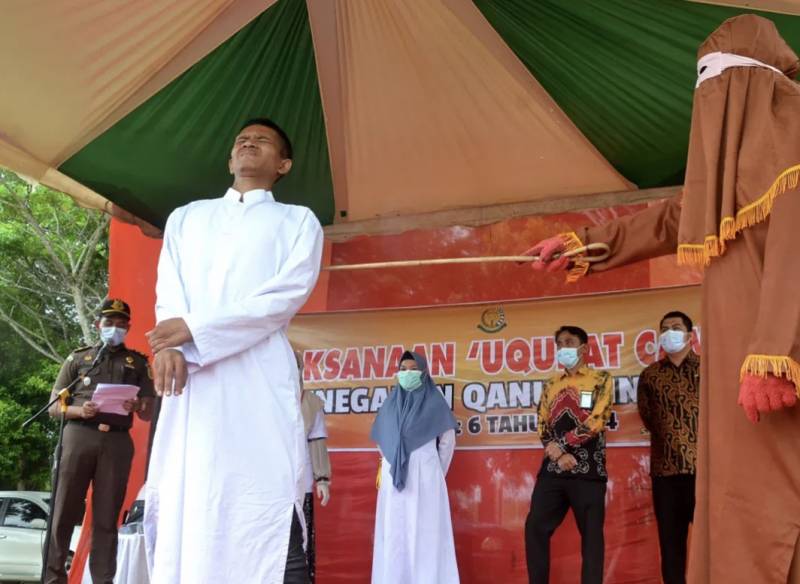 实拍!印尼19岁男子被当街鞭刑146下!打得比新加坡还狠