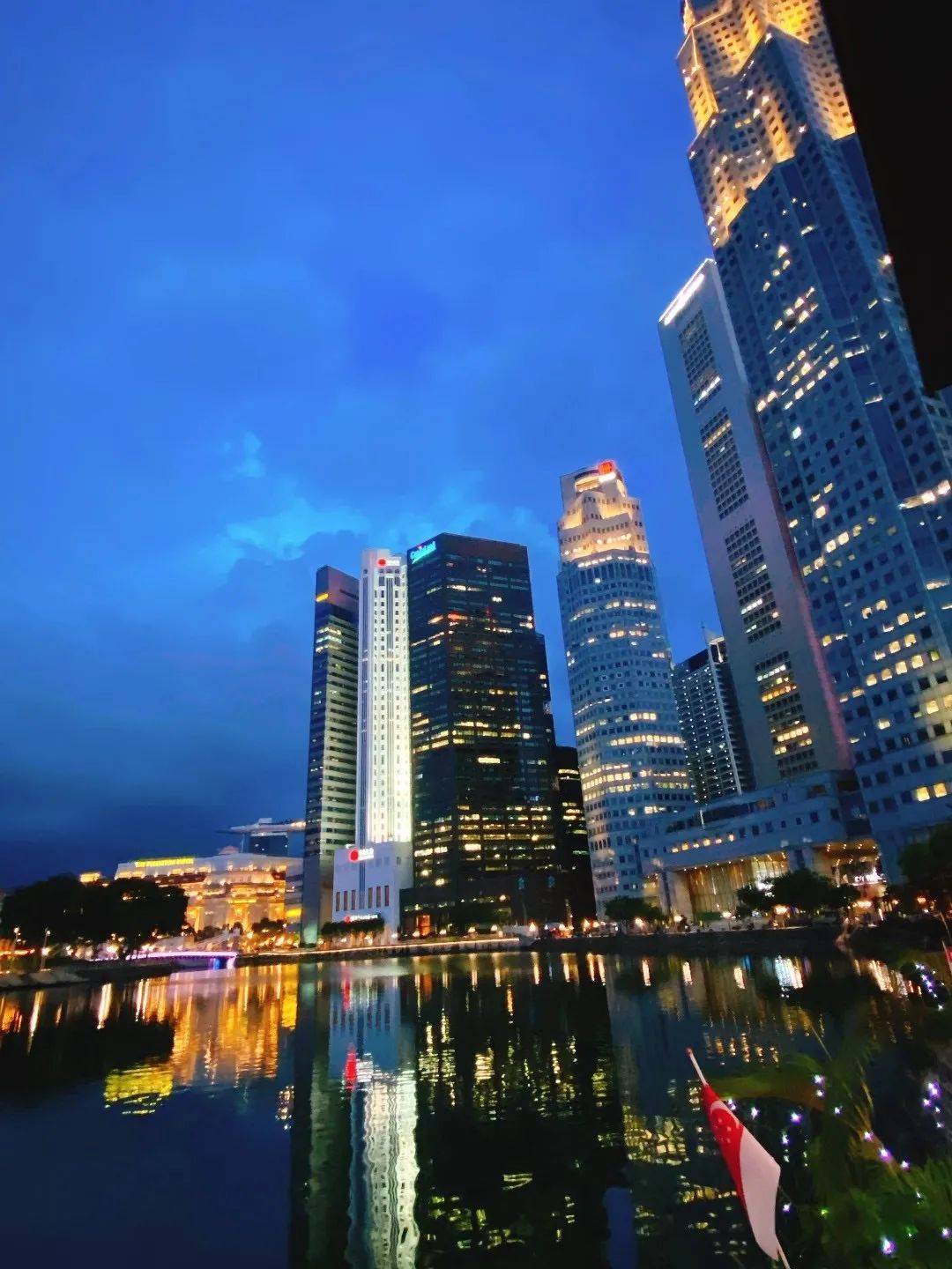 狮城夜宵新根据地!在Boat Quay河畔享受每日鲜捞烤鱼,实现小龙虾自由