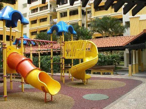 新加坡虎爸对60岁老人掐脖踢肚子，我的孩子不用你管