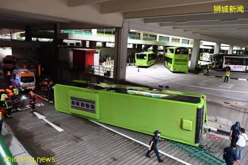 监控曝光!新加坡巴士坠落翻车这个人死里逃生,65岁司机被逮捕