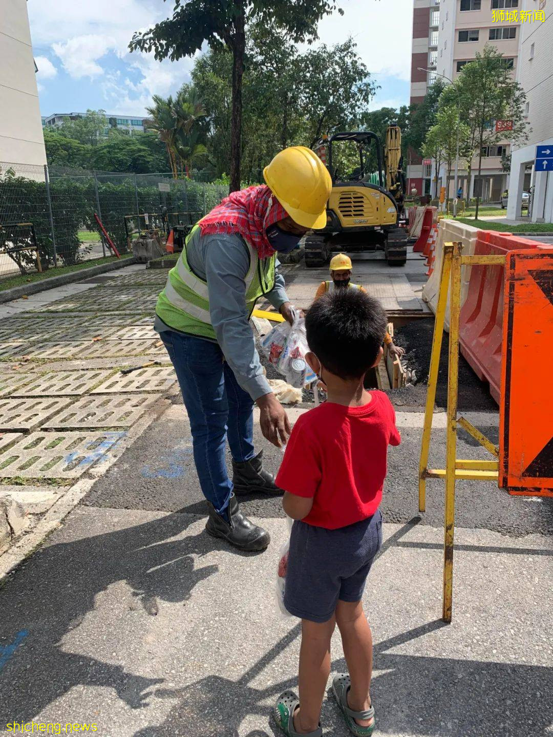 感動！新加坡4歲男孩用零花錢，送100份愛心包給客工